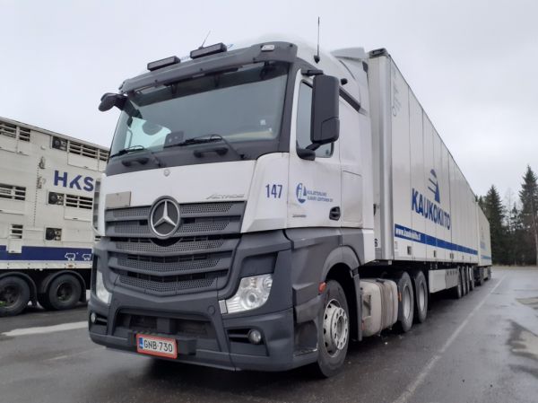 Kuljetusliike I Lehtosen MB 2658 Actros 
Kaukokiidon ajossa oleva Kuljetusliike I Lehtonen Oy:n MB 2658 Actros hct-yhdistelmä. 
Avainsanat: Kaukokiito Lehtonen MB 2658 Actros ABC Hirvaskangas 147 Hct