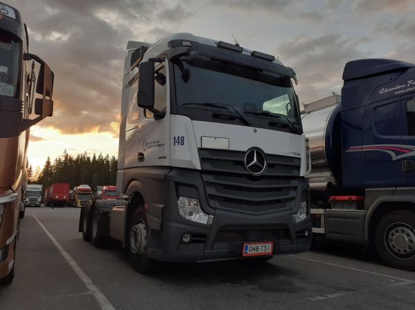 Kuljetusliike I Lehtosen MB 2653 Actros 
Kaukokiidon ajossa oleva Kuljetusliike I Lehtonen Oy:n MB 2653 Actros rekkaveturi.
Avainsanat: Kaukokiito Lehtonen MB 2653 Actros ABC Hirvaskangas 148