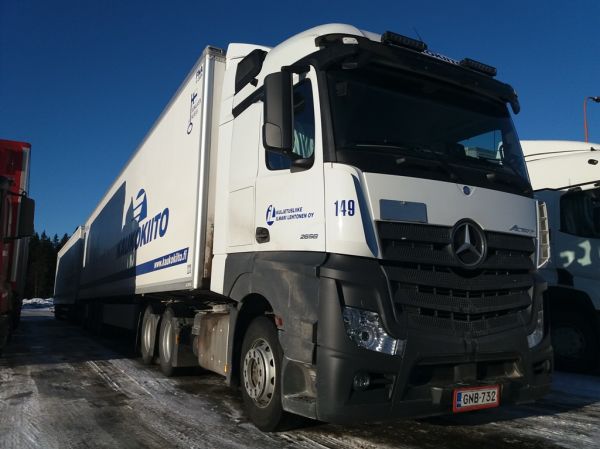 Kuljetusliike I Lehtosen MB 2658 Actros 
Kaukokiidon ajossa oleva Kuljetusliike I Lehtonen Oy:n MB 2658 Actros hct-yhdistelmä. 
Avainsanat: Kaukokiito Lehtonen MB 2658 Actros ABC Hirvaskangas HCT 149