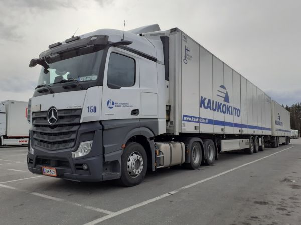 Kuljetusliike I Lehtosen MB 2653 Actros 
Kaukokiidon ajossa oleva Kuljetusliike I Lehtonen Oy:n MB 2653 Actros hct-yhdistelmä. 
Avainsanat: Kaukokiito Lehtonen MB 2653 Actros ABC Hirvaskangas 150 Hct Pete