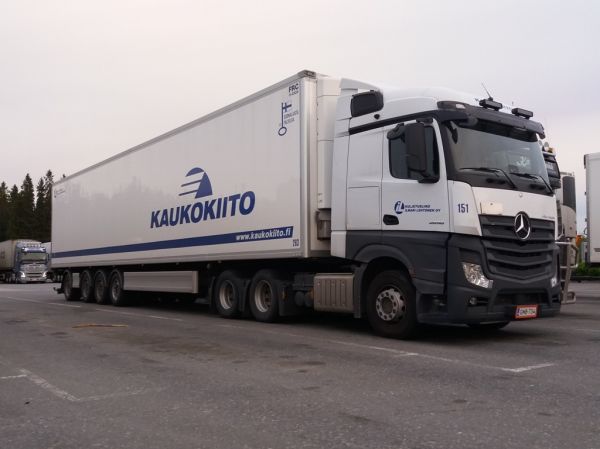 Kuljetusliike I Lehtosen MB 2658 Actros 
Kaukokiidon ajossa oleva Kuljetusliike I Lehtonen Oy:n MB 2658 Actros puoliperävaunuyhdistelmä.
Avainsanat: Kaukokiito Lehtonen MB 2658 Actros ABC Hirvaskangas 151