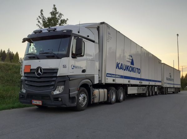 Kuljetusliike I Lehtosen MB 2658 Actros 
Kaukokiidon ajossa oleva Kuljetusliike I Lehtonen Oy:n MB 2658 Actros hct-yhdistelmä. 
Avainsanat: Kaukokiito Lehtonen MB 2658 Actros ABC Hirvaskangas 155 Hct