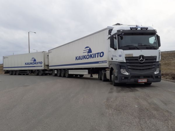 Kuljetusliike I Lehtosen MB 2653 Actros 
Kaukokiidon ajossa oleva Kuljetusliike I Lehtonen Oy:n MB 2653 Actros hct-yhdistelmä. 
Avainsanat: Kaukokiito Lehtonen MB 2653 Actros ABC Hirvaskangas Hct 159