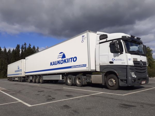 Kuljetusliike I Lehtosen MB 2658 Actros
Kaukokiidon ajossa oleva Kuljetusliike I Lehtonen Oy:n MB 2658 Actros hct-yhdistelmä.
Avainsanat: Kaukokiito Lehtonen MB 2658 Actros ABC Hirvaskangas 161 Hct