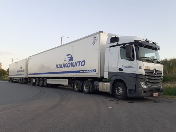 Kuljetusliike I Lehtosen MB 2658 Actros 
Kaukokiidon ajossa oleva Kuljetusliike I Lehtonen Oy:n MB 2658 Actros hct-yhdistelmä. 
Avainsanat: Kaukokiito Lehtonen MB 2658 Actros ABC Hirvaskangas 163 Hct