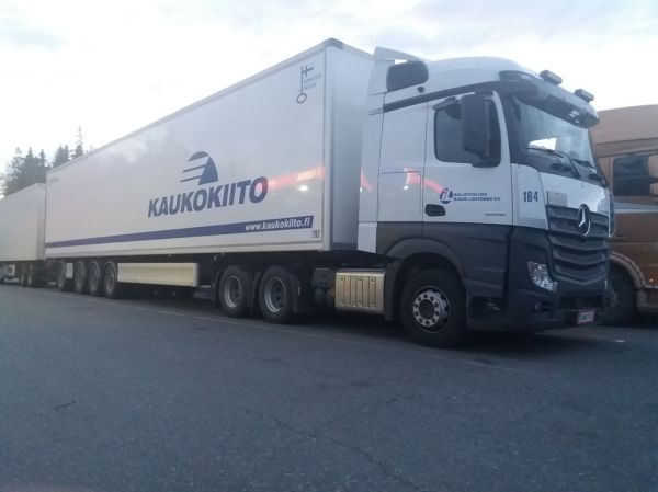 Kuljetusliike I Lehtosen MB 2658 Actros 
Kaukokiidon ajossa oleva Kuljetusliike I Lehtonen Oy:n MB 2658 Actros hct-yhdistelmä. 
Avainsanat: Kaukokiito Lehtonen MB 2658 Actros ABC Hirvaskangas Hct 164