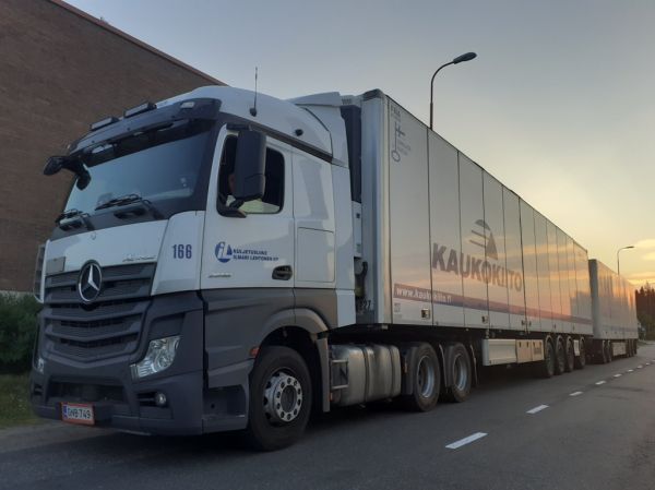 Kuljetusliike I Lehtosen MB 2658 Actros 
Kaukokiidon ajossa oleva Kuljetusliike I Lehtonen Oy:n MB 2658 Actros hct-yhdistelmä. 
Avainsanat: Kaukokiito Lehtonen MB 2658 Actros ABC Hirvaskangas 166 Hct