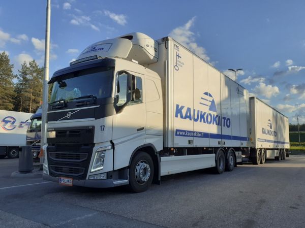 Kuljetusliike I Lehtosen Volvo FH460
Kaukokiidon ajossa oleva Kuljetusliike I Lehtonen Oy:n Volvo FH460 täysperävaunuyhdistelmä. 
Avainsanat: Lehtonen Kaukokiito Volvo FH460 Shell Hirvaskangas 17