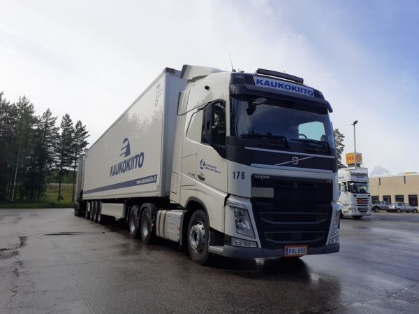 Kuljetusliike I Lehtosen Volvo FH500 
Kaukokiidon ajossa oleva Kuljetusliike I Lehtonen Oy:n Volvo FH500 hct-yhdistelmä. 
Avainsanat: Lehtonen Kaukokiito Volvo FH500 Shell Hirvaskangas 176 Hct