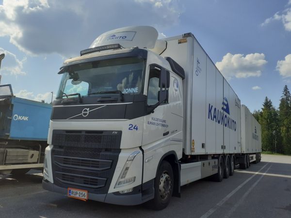 Kuljetusliike I Lehtosen Volvo FH500
Kaukokiidon ajossa oleva Kuljetusliike I Lehtonen Oy:n Volvo FH500 täysperävaunuyhdistelmä.
Avainsanat: Lehtonen Kaukokiito Volvo FH500 ABC Hirvaskangas 24 Jonne