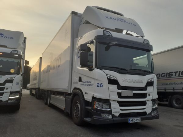 Kuljetusliike I Lehtosen Scania 460G
Kaukokiidon ajossa oleva Kuljetusliike I Lehtonen Oy:n Scania 460G täysperävaunuyhdistelmä.
Avainsanat: Lehtonen Kaukokiito Scania 460G ABC Hirvaskangas 26