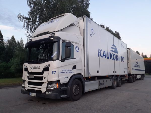 Kuljetusliike I Lehtosen Scania 460G
Kaukokiidon ajossa oleva Kuljetusliike I Lehtonen Oy:n Scania 460G täysperävaunuyhdistelmä.
Avainsanat: Lehtonen Kaukokiito Scania 460G Shell Hirvaskangas 37 Vesterinen