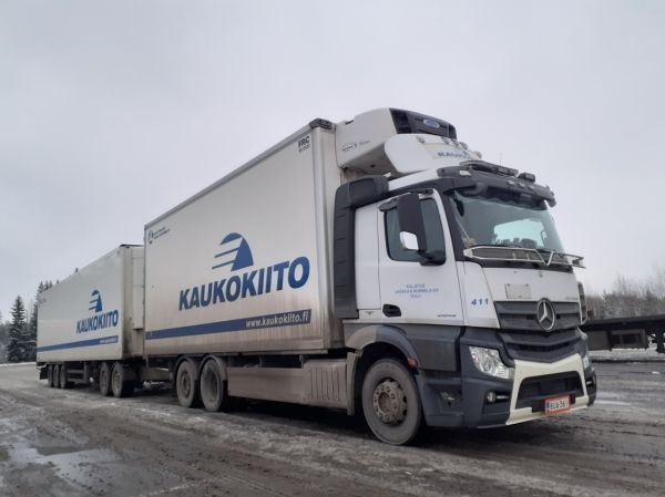 Kuljetus Lassila&Nurmelan MB 2545 Actros
Kaukokiidon ajossa oleva Kuljetus Lassila&Nurmela Oy:n MB 2545 Actros täysperävaunuyhdistelmä.
Avainsanat: Kaukokiito Lehtonen Lassila&Nurmela MB 2545 Actros ABC Hirvaskangas 70 411