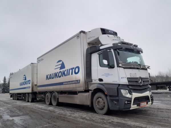 Kuljetus Lassila & Nurmelan MB 2545 Actros
Kaukokiidon ajossa oleva Kuljetus Lassila & Nurmela Oy:n MB 2545 Actros täysperävaunuyhdistelmä.
Avainsanat: Kaukokiito Lehtonen Lassila&Nurmela MB 2545 Actros ABC Hirvaskangas 70 411