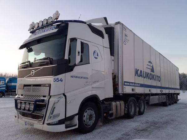 Ketokuljetuksen Volvo FH500
Kaukokiidon ajossa oleva Ketokuljetus Oy:n Volvo FH500 puoliperävaunuyhdistelmä.
Avainsanat: Kaukokiito Ketokuljetus Volvo FH500 ABC Hirvaskangas 554