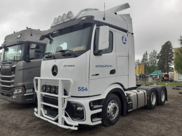 Ketokuljetuksen MB 2653 Actros L
Kaukokiidon ajossa oleva Ketokuljetus Oy:n MB 2653 Actros L rekkaveturi.
Avainsanat: Kaukokiito Ketokuljetus MB 2653 ActrosL 554 Perho25