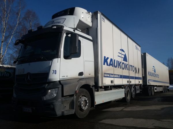 Kuljetusliike I Lehtosen MB 2545 Actros 
Kaukokiidon ajossa oleva Kuljetusliike I Lehtonen Oy:n MB 2545 Actros täysperävaunuyhdistelmä.
Avainsanat: Kaukokiito Lehtonen MB 2545 Actros Shell Hirvaskangas 70