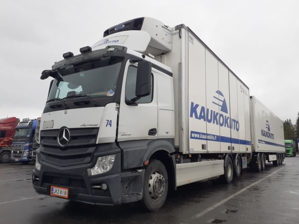 Kuljetusliike I Lehtosen MB 2545 Actros 
Kaukokiidon ajossa oleva Kuljetusliike I Lehtonen Oy:n MB 2545 Actros täysperävaunuyhdistelmä. 
Avainsanat: Kaukokiito Lehtonen MB 2551 Actros Shell Hirvaskangas 74