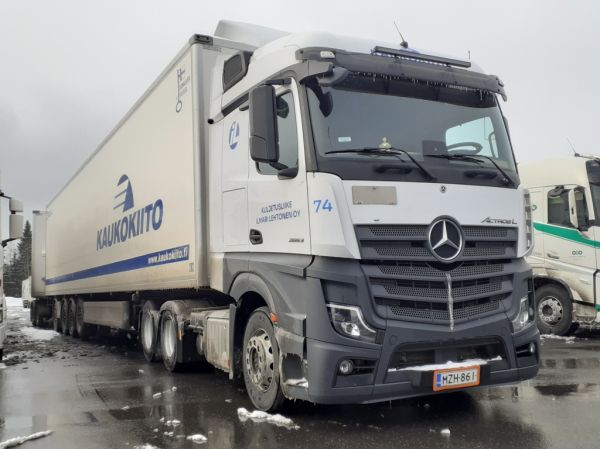 Kuljetusliike I Lehtosen MB 2653 Actros L
Kaukokiidon ajossa oleva Kuljetusliike I Lehtonen Oy:n MB 2653 Actros L hct-yhdistelmä.
Avainsanat: Kaukokiito Lehtonen MB 2653 ActrosL ABC Hirvaskangas 74 Hct