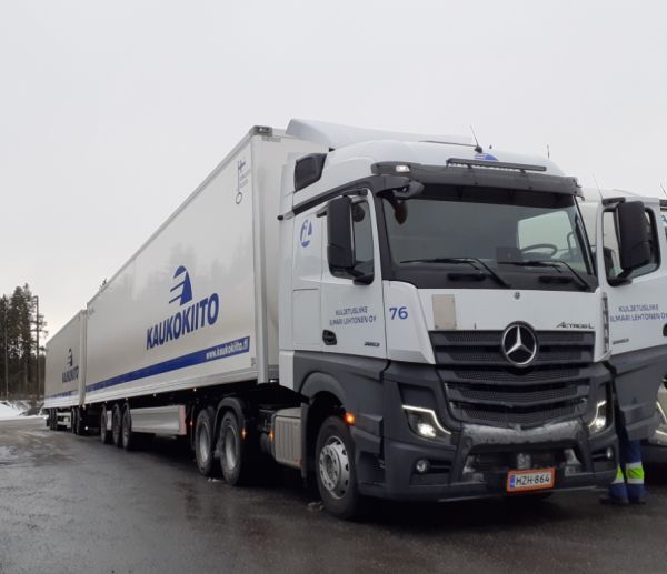 Kuljetusliike I Lehtosen MB 2653 Actros L
Kaukokiidon ajossa oleva Kuljetusliike I Lehtonen Oy:n MB 2653 Actros L hct-yhdistelmä.
Avainsanat: Kaukokiito Lehtonen MB 2653 ActrosL ABC Hirvaskangas 76 Hct