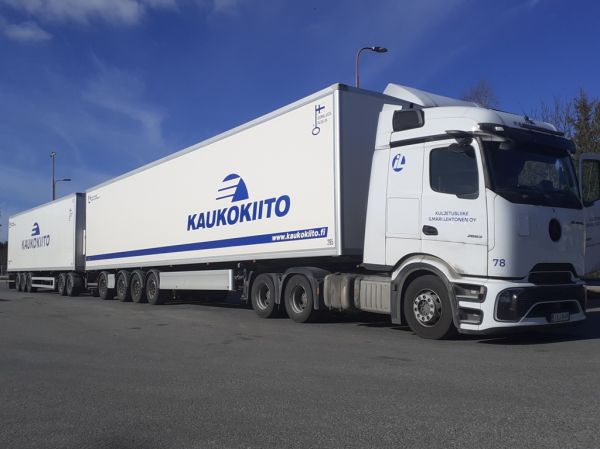 Kuljetusliike I Lehtosen MB 2653 Actros L
Kaukokiidon ajossa oleva Kuljetusliike I Lehtonen Oy:n MB 2653 Actros L hct-yhdistelmä.
Avainsanat: Kaukokiito Lehtonen MB 2653 ActrosL ABC Hirvaskangas 78 Hct