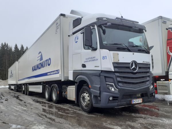 Kuljetusliike I Lehtosen MB 2653 Actros L
Kaukokiidon ajossa oleva Kuljetusliike I Lehtonen Oy:n MB 2653 Actros L hct-yhdistelmä.
Avainsanat: Kaukokiito Lehtonen MB 2653 ActrosL ABC Hirvaskangas 81 Hct