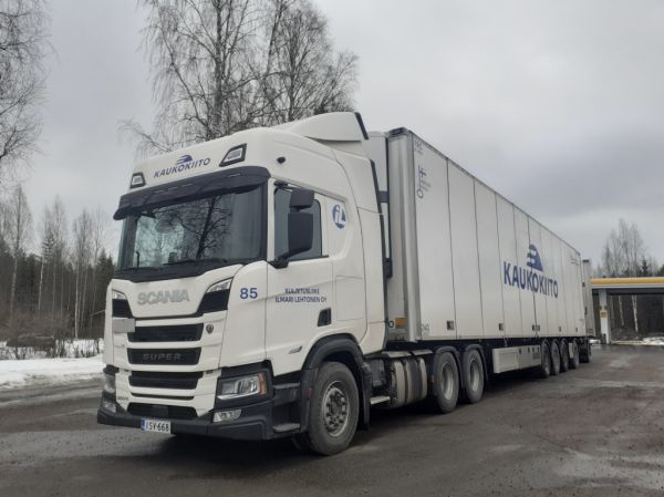 Kuljetusliike I Lehtosen Scania 560R
Kaukokiidon ajossa oleva Kuljetusliike I Lehtonen Oy:n Scania 560R hct-yhdistelmä.
Avainsanat: Kaukokiito Lehtonen Scania 560R ST1 Hirvaskangas 85 Hct