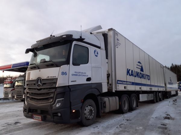 Kuljetusliike I Lehtosen MB 2653 Actros L
Kaukokiidon ajossa oleva Kuljetusliike I Lehtonen Oy:n MB 2653 Actros L hct-yhdistelmä.
Avainsanat: Kaukokiito Lehtonen MB 2653 ActrosL ABC Hirvaskangas 86 Hct