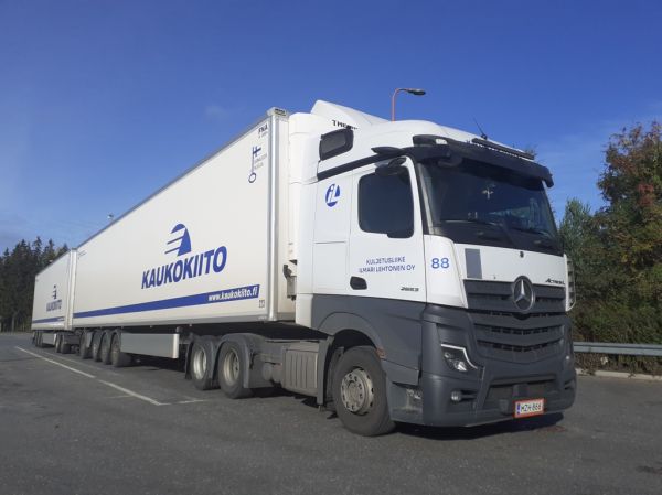 Kuljetusliike I Lehtosen MB 2653 Actros L
Kaukokiidon ajossa oleva Kuljetusliike I Lehtonen Oy:n MB 2653 Actros L hct-yhdistelmä.
Avainsanat: Kaukokiito Lehtonen MB 2653 ActrosL ABC Hirvaskangas 88 Hct