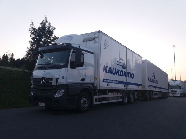 Kuljetusliike I Lehtosen MB 2551 Actros 
Kaukokiidon ajossa oleva Kuljetusliike I Lehtonen Oy:n MB 2551 Actros täysperävaunuyhdistelmä. 
Avainsanat: Kaukokiito Lehtonen MB 2551 Actros ABC Hirvaskangas 89