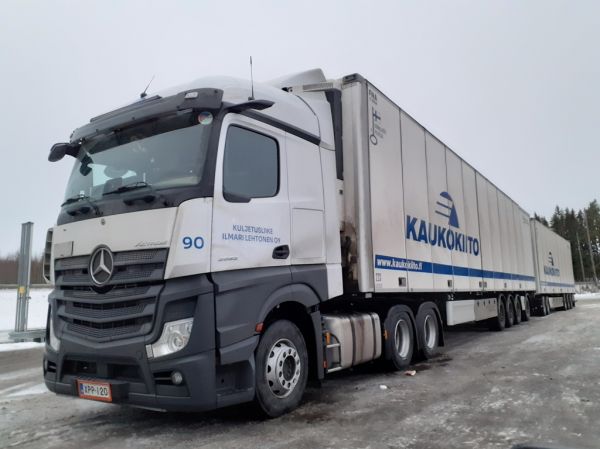 Kuljetusliike I Lehtosen MB 2653 Actros 
Kaukokiidon ajossa oleva Kuljetusliike I Lehtonen Oy:n MB 2653 Actros hct-yhdistelmä. 
Avainsanat: Kaukokiito Lehtonen MB 2653 Actros ABC Hirvaskangas 90 Hct