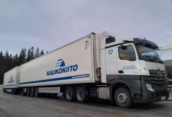 Kuljetusliike I Lehtosen MB 2653 Actros
Kaukokiidon ajossa oleva Kuljetusliike I Lehtonen Oy:n MB 2653 Actros hct-yhdistelmä.

Avainsanat: Kaukokiito Lehtonen MB 2653 Actros ABC Hirvaskangas 91 Hct