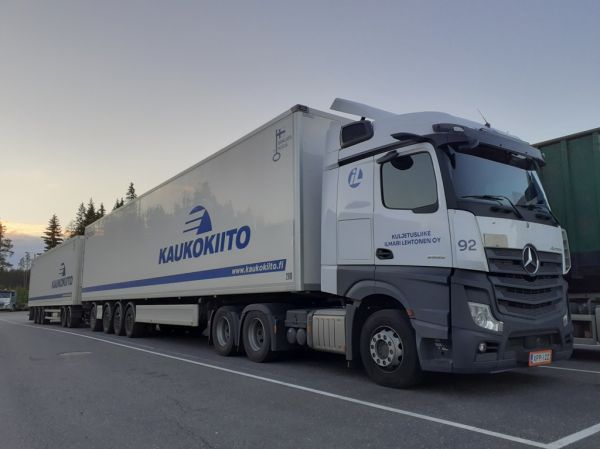 Kuljetusliike I Lehtosen MB 2653 Actros
Kaukokiidon ajossa oleva Kuljetusliike I Lehtonen Oy:n MB 2653 Actros hct-yhdistelmä.
Avainsanat: Kaukokiito Lehtonen MB 2653 Actros ABC Hirvaskangas 92 Hct