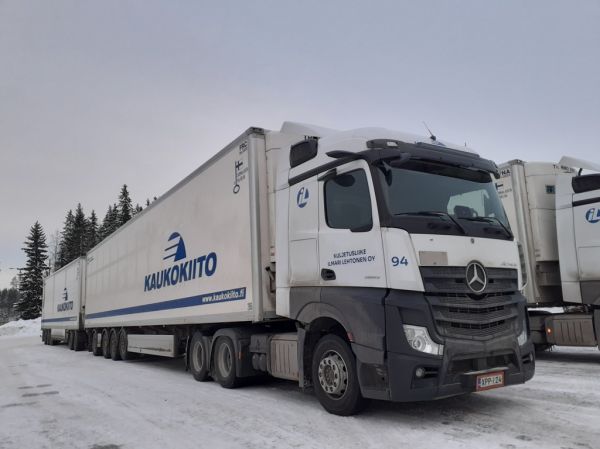 Kuljetusliike I Lehtosen MB 2653 Actros
Kaukokiidon ajossa oleva Kuljetusliike I Lehtonen Oy:n MB 2653 Actros hct-yhdistelmä.
Avainsanat: Kaukokiito Lehtonen MB 2653 Actros ABC Hirvaskangas 94 Hct