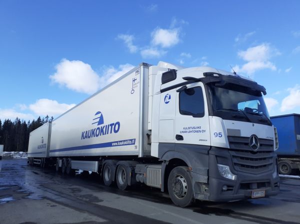 Kuljetusliike I Lehtosen MB 2653 Actros
Kaukokiidon ajossa oleva Kuljetusliike I Lehtonen Oy:n MB 2653 Actros hct-yhdistelmä.
Avainsanat: Kaukokiito Lehtonen MB 2653 Actros ABC Hirvaskangas 95 Hct