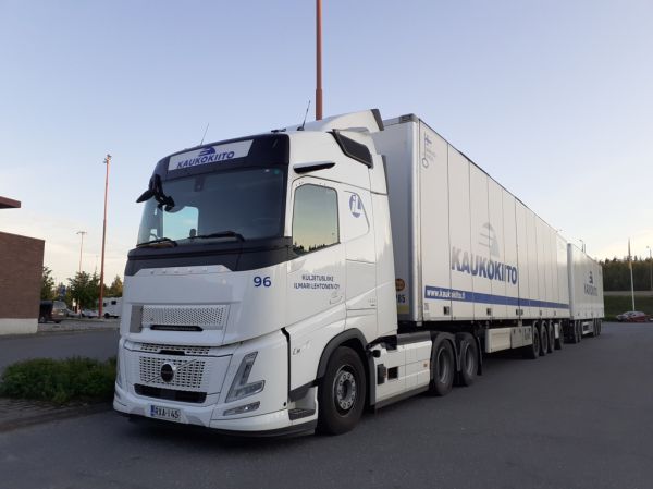 Klikkaa kuvaa nähdäksesi se täysikokoisena
==============
Kuljetusliike I Lehtosen Volvo FH500
Kaukokiidon ajossa oleva Kuljetusliike I Lehtonen Oy:n Volvo FH500 hct-yhdistelmä.
Avainsanat: Lehtonen Kaukokiito Volvo FH500 ABC Hirvaskangas 96 Hct Kuljetusliike I Lehtosen Volvo FH500
Kaukokiidon ajossa oleva Kuljetusliike I Lehtonen Oy:n Volvo FH500 hct-yhdistelmä.
Avainsanat: Lehtonen Kaukokiito Volvo FH500 ABC Hirvaskangas 96 Hct