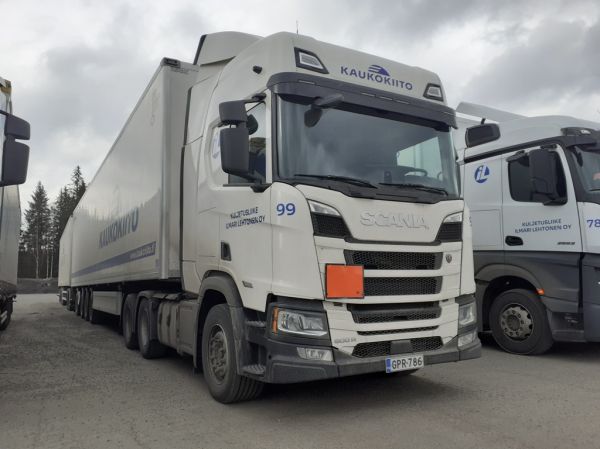 Kuljetusliike I Lehtosen Scania 500R
Kaukokiidon ajossa oleva Kuljetusliike I Lehtonen Oy:n Scania 500R hct-yhdistelmä.
Avainsanat: Kaukokiito Lehtonen Scania 500R ABC Hirvaskangas 99 Hct