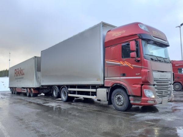 Kes-Transin DAF XF530
Kes-Trans Oy:n DAF XF530 täysperävaunuyhdistelmä.
Avainsanat: Kes-Trans DAF XF530 Shell Hirvaskangas