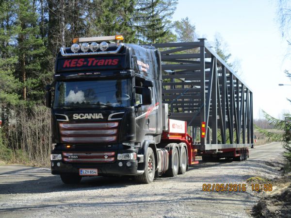 Kes-Transin Scania R580
Kes-Trans Oy:n Scania R580 lavettiyhdistelmä tuomassa lastia Äänekosken biotuotetehtaan työmaalle.
Avainsanat: Kes-Trans Scania R580