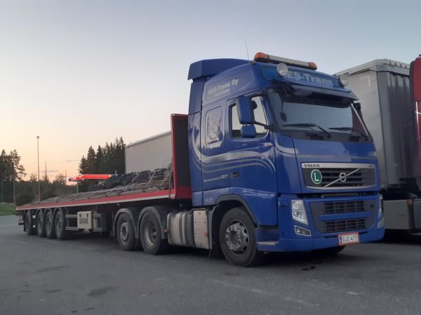 Kes-Transin Volvo FH420
Kes-Trans Oy:n Volvo FH420 puoliperävaunuyhdistelmä.
Avainsanat: Kes-Trans Volvo FH420 ABC Hirvaskangas