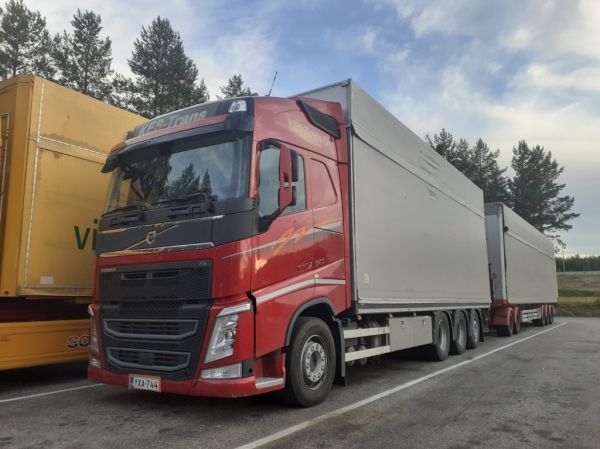 Kes-Transin Volvo FH540
Kes-Trans Oy:n nosturilla varustettu Volvo FH540 täysperävaunuyhdistelmä
Avainsanat: Kes-Trans Volvo FH540 Shell Hirvaskangas