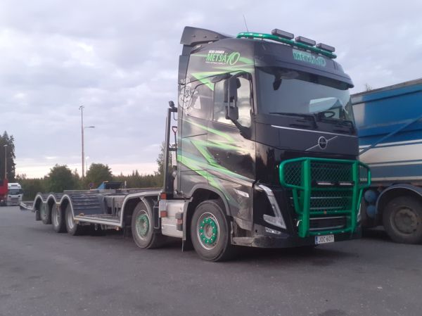 Keski-Suomen Metsä kympin Volvo FM
Keski-Suomen Metsä kymppi Oy:n Volvo FM koneenkuljetusauto.
Avainsanat: Keski-Suomen Metsä kymppi Volvo FM ABC Hirvaskangas