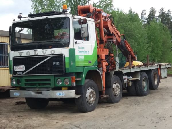 Keski-Suomen Nosturikuljetuksen Volvo F12
Keski-Suomen Nosturikuljetus Oy:n Volvo F12 kuorma-auto.
Avainsanat: Keski-Suomen-Nosturikuljetus Volvo F12