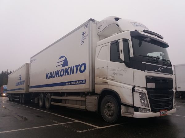 Kiito-Ässien Volvo FH500
Kaukokiidon ajossa oleva Kiito-Ässät Oy:n Volvo FH500 täysperävaunuyhdistelmä.
Avainsanat: Kaukokiito Kiito-Ässät Volvo FH500 ABC Hirvaskangas