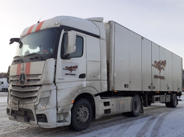 Kiito-Oravan MB 1934 Actros
Kiito-Oravan MB 1934 Actros puoliperävaunuyhdistelmä.
Avainsanat: Kiito-Orava MB 1934 Actros ABC Hirvaskangas