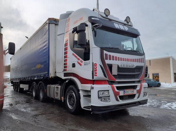 Kiitopoikien Iveco Stralis 560 E5
Kiitopojat Oy:n Iveco Stralis 560 E5 puoliperävaunuyhdistelmä.
Avainsanat: Kiitopojat Iveco Stralis 560 E5 Shell Hirvaskangas HRP