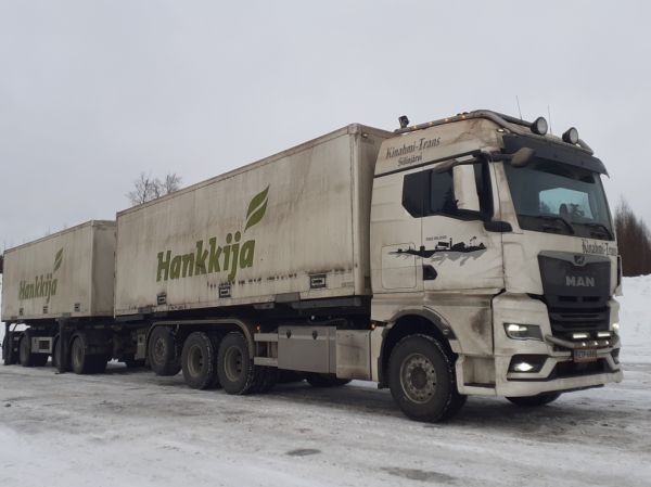 Kinahmi-Transin MAN TGX 35.510
Kinahmi-Trans Oy:n MAN TGX 35.510 täysperävaunuyhdistelmä.
Avainsanat: Hankkija Kinahmi-Trans MAN TGX 35.510 ABC Hirvaskangas