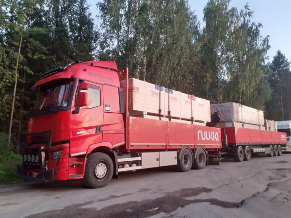 Klikkaa kuvaa nähdäksesi se täysikokoisena
==============
Kisko Expressin Renault
Kisko Express Oy:n nosturilla varustettu Renault täysperävaunuyhdistelmä.
Avainsanat: Kisko-Express Renault Ruukki ST1 Hirvaskangas Kisko Expressin Renault
Kisko Express Oy:n nosturilla varustettu Renault täysperävaunuyhdistelmä.
Avainsanat: Kisko-Express Renault Ruukki ST1 Hirvaskangas