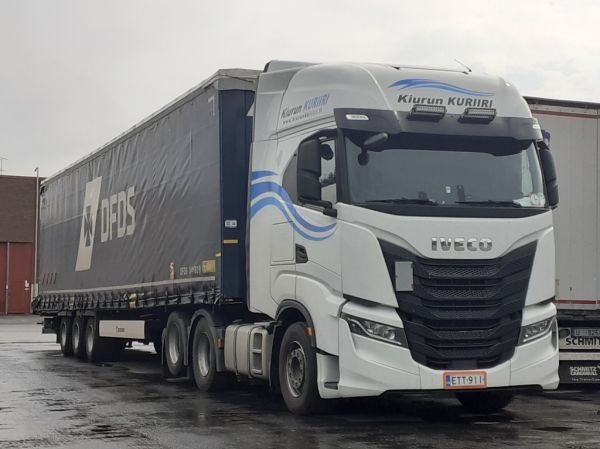 Kiurun Kuriirin Iveco
Kiurun Kuriirin Iveco puoliperävaunuyhdistelmä.
Avainsanat: Kiurun Kuriiri Iveco ABC Hirvaskangas DFDS