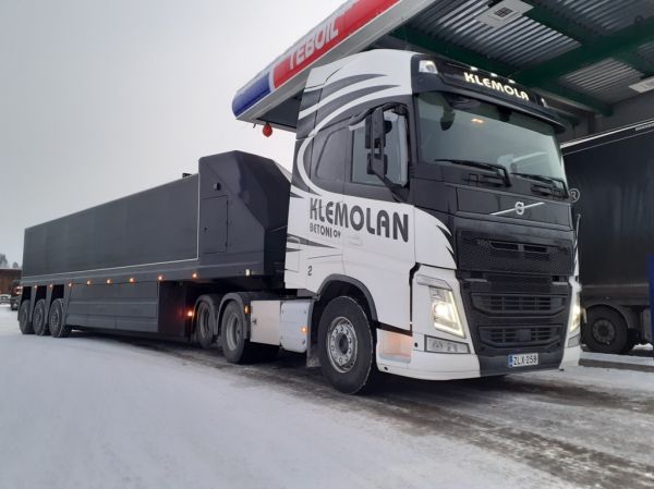 Klemolan Betonin Volvo FH 
Klemolan Betoni Oy:n Volvo FH puoliperävaunuyhdistelmä.
Avainsanat: Klemola Volvo FH ABC Hirvaskangas 2